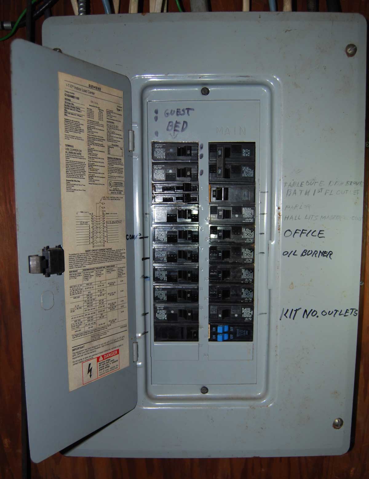 27-Electrical-Box--100-amp-circuit-breakers